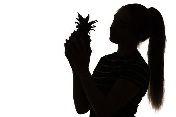 Silhouet Van Vrouw Figuur Met Ananas Fruit Handen Witte Geïsoleerde — Stockfoto