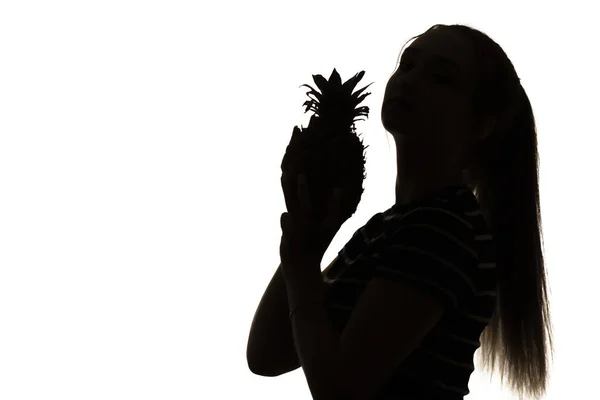 Silhueta Mulher Figura Com Fruto Abacaxi Mãos Sobre Fundo Isolado — Fotografia de Stock