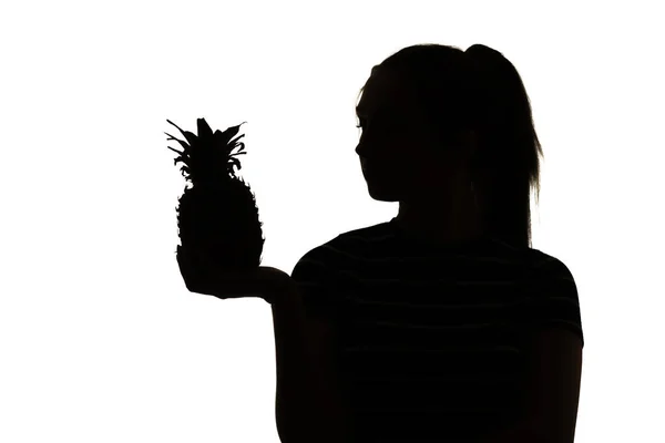 Sylwetka Kobiety Patrzącej Owoce Ananasa Dłoni Białym Izolowanym Tle Witaminy — Zdjęcie stockowe