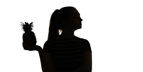 Silhouette Der Frauenfigur Mit Ananasfrucht Den Händen Auf Weißem Isolierten — Stockfoto