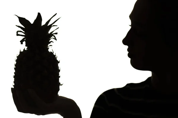 Perfil Rosto Silhueta Mulher Olhando Para Frutas Abacaxi Mão Sobre — Fotografia de Stock