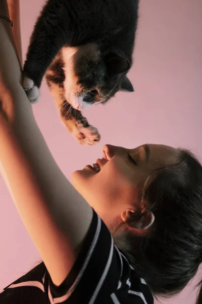 Porträt Einer Jungen Frau Mit Einer Katze Arm Roter Beleuchtung — Stockfoto