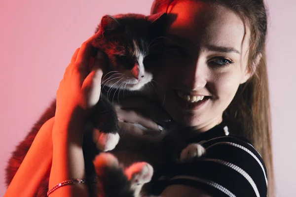 Retrato Uma Jovem Mulher Feliz Com Gato Seus Braços Iluminação — Fotografia de Stock