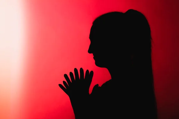 Silhouette Ragazza Malevola Sfondo Rosso Alleggerito Profilo Volto Donna Irriconoscibile — Foto Stock