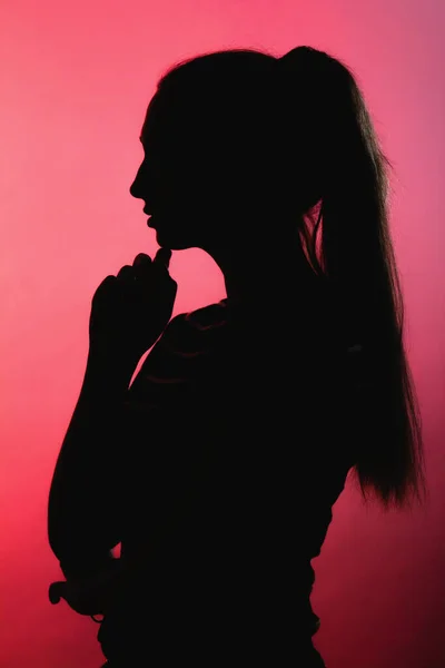 Silhouette Ragazza Premurosa Sfondo Rosso Alleggerito Profilo Viso Donna Irriconoscibile — Foto Stock