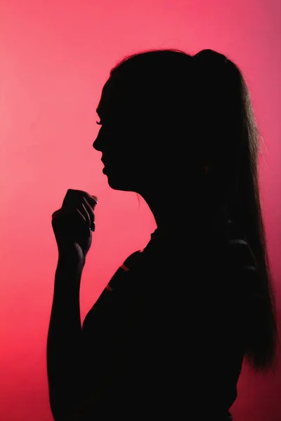 Silhouette Ragazza Confusa Sfondo Rosso Alleggerito Profilo Viso Donna Irriconoscibile — Foto Stock