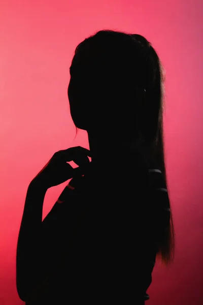 Silhouette Ragazza Premurosa Sfondo Rosso Alleggerito Profilo Viso Donna Irriconoscibile — Foto Stock