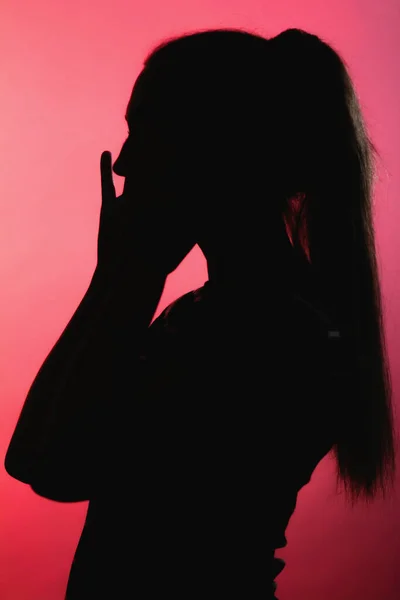 Silhouet Van Bang Meisje Rood Verlichte Achtergrond Onherkenbare Vrouw Gezicht — Stockfoto