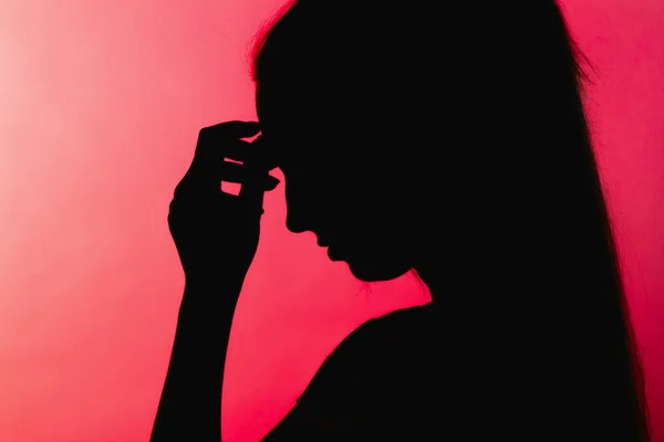Silueta Fată Îngrijorată Supărată Mâna Frunte Nerecunoscut Profilul Femeii Fundal — Fotografie, imagine de stoc