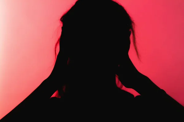 Silhouette Della Ragazza Preoccupata Stretto Mani Dietro Testa Panico Donna — Foto Stock