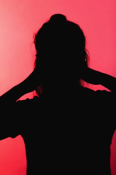 Silhouette Della Ragazza Preoccupata Stretto Mani Dietro Testa Panico Donna — Foto Stock