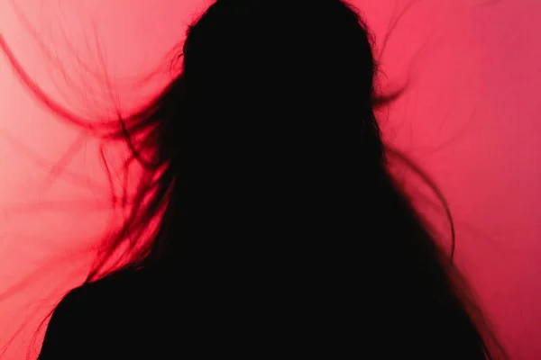 Silhouette Della Figura Della Donna Con Capelli Spettinati Sfondo Rosso — Foto Stock