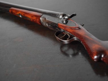 Ön koltuk benim. Eski silah. Çift namlulu silah. Retro silah. Tüfek. Demir arkaplan