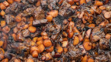 Bahçede bir kazanda yemek pişirmek. Kazan. Pilaf. Kazanda yemek pişirmek. Sokak yemeği. Kazan için fırın