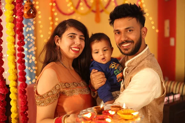 Indisches Paar Feiert Diwali Isoliert Auf Dekorativem Hintergrund — Stockfoto