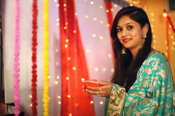 Potret Seorang Wanita Muda India Yang Cantik Dengan Sari Tradisional Stok Gambar Bebas Royalti
