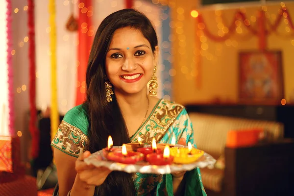 Портрет Красивой Молодой Индианки Традиционном Платье Празднующей Фестиваль Дивали Декоративном Стоковое Фото