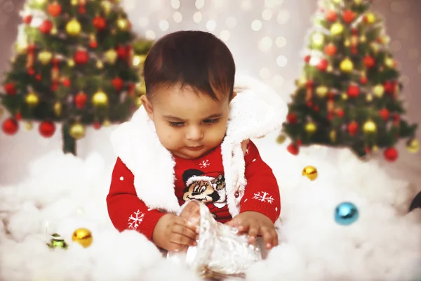 この機会に装飾的な背景の中でクリスマス祭りを祝う小さなかわいい赤ちゃん — ストック写真