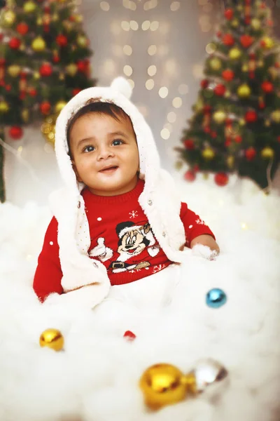 Μικρό Χαριτωμένο Μωρό Γιορτάζει Χριστούγεννα Φεστιβάλ Μέσα Στο Διακοσμητικό Φόντο — Φωτογραφία Αρχείου