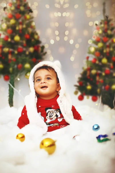 Pequeno Bebê Bonito Celebrando Festival Natal Dentro Fundo Decorativo Ocasião — Fotografia de Stock