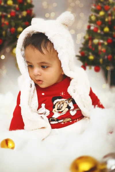 Pequeno Bebê Bonito Celebrando Festival Natal Dentro Fundo Decorativo Ocasião — Fotografia de Stock