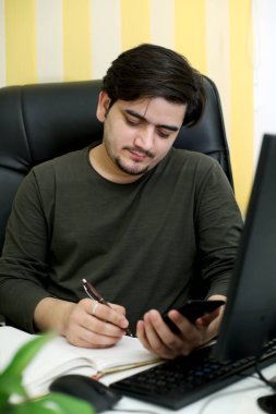 Ofiste çalışan iş adamının resmi. Beyaz arkaplanda izole.