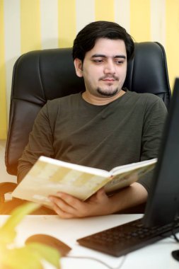 Ofiste çalışan iş adamının resmi. Beyaz arkaplanda izole.