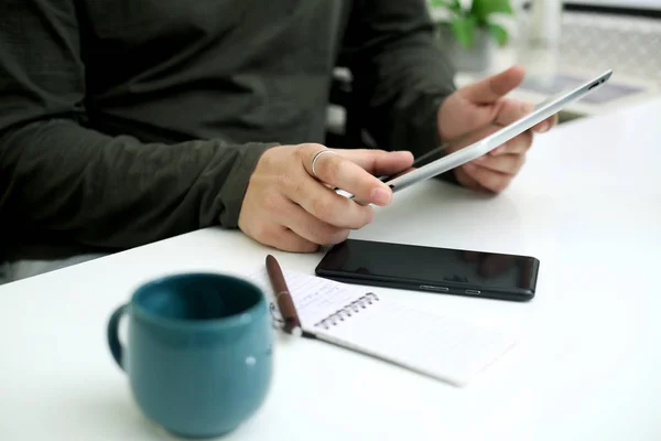 Image Homme Affaires Travaillant Bureau Avec Une Tablette Isolé Sur — Photo