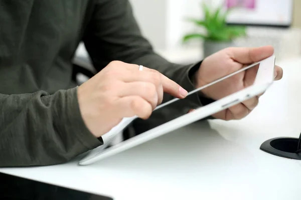 Obrázek Obchodníka Pracujícího Kanceláři Tabletem Izolováno Bílém Pozadí — Stock fotografie