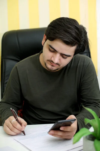 Imagen Del Hombre Negocios Trabajando Oficina Aislado Sobre Fondo Blanco — Foto de Stock