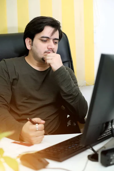 Imagen Del Hombre Negocios Trabajando Oficina Aislado Sobre Fondo Blanco — Foto de Stock