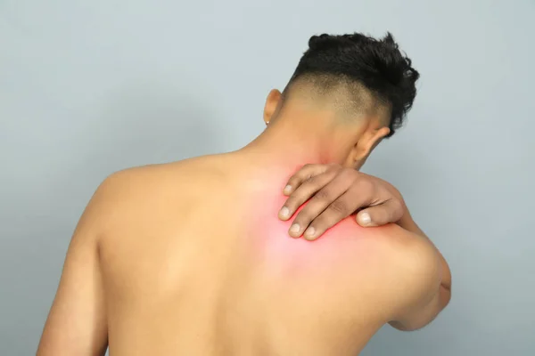 黑色和白色拍摄的男子从背部有红点的疼痛和颈部外伤 — 图库照片