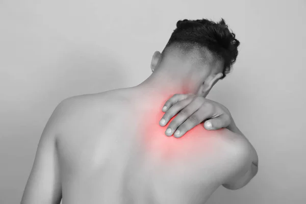 黑色和白色拍摄的男子从背部有红点的疼痛和颈部外伤 — 图库照片