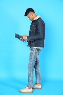 Elinde kitap olan zeki bir çocuğun resmi. Beyaz arkaplanda izole.