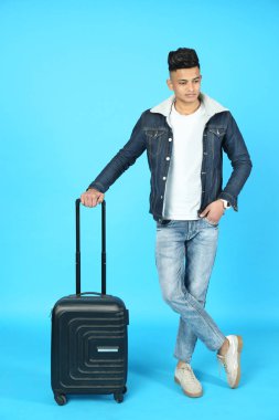 Elinde bavul olan zeki bir çocuğun fotoğrafı. Beyaz arkaplanda izole.