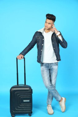 Elinde bavul olan zeki bir çocuğun fotoğrafı. Beyaz arkaplanda izole.