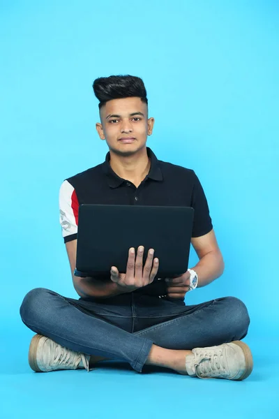 Зображення Розумного Хлопчика Ноутбуком Ізольовані Білому Тлі — стокове фото