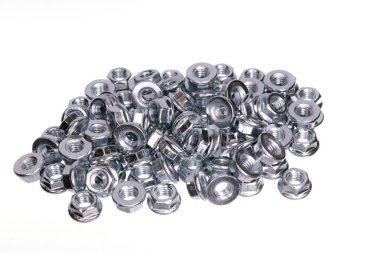 Beyaz arka planda cıvatalar için metal fındık yığını.