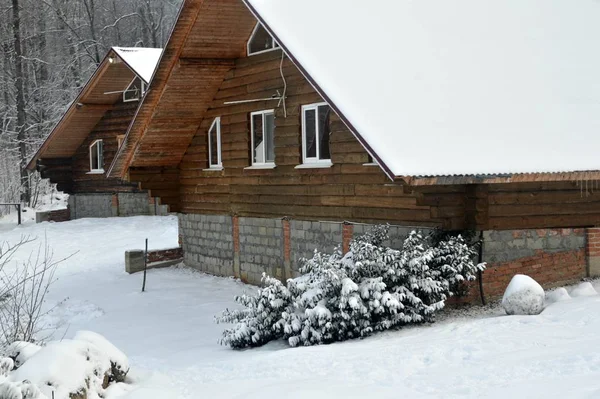 Turizm Için Kışlık Evler Her Yer Beyaz Karla Kaplı — Stok fotoğraf
