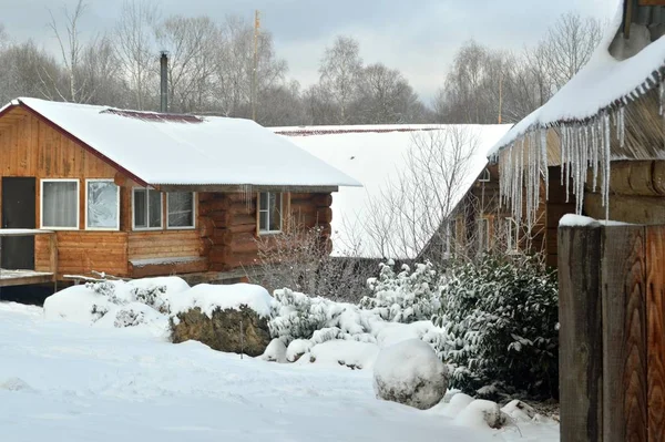 Casas Inverno Para Turismo Com Icicles Pendurados Telhado Tudo Coberto — Fotografia de Stock