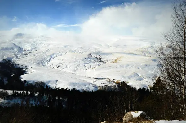 Prachtig Uitzicht Besneeuwde Heuvels Bij Obachnoy Weer Witte Winter Weer — Stockfoto