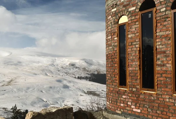 Oud Verlaten Gebouw Met Een Stenen Muur Grote Ramen Een — Stockfoto