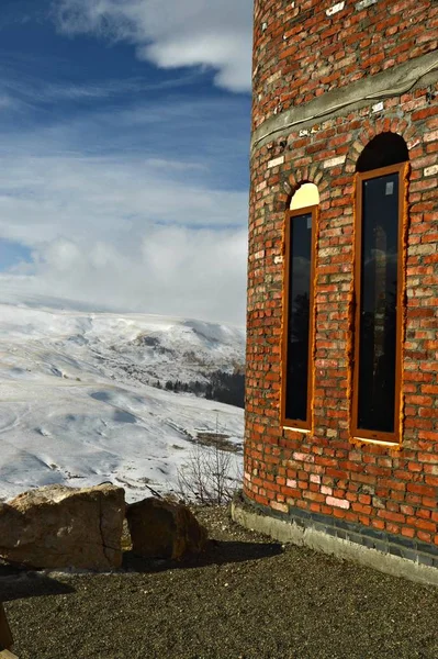 Altes Verlassenes Gebäude Mit Ziegelmauer Und Großen Fenstern Vor Schneebedeckten — Stockfoto