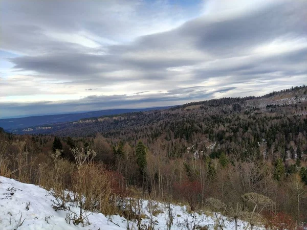 Panoramisch Uitzicht Bergen Winter Tegen Een Bewolkte Hemel — Stockfoto