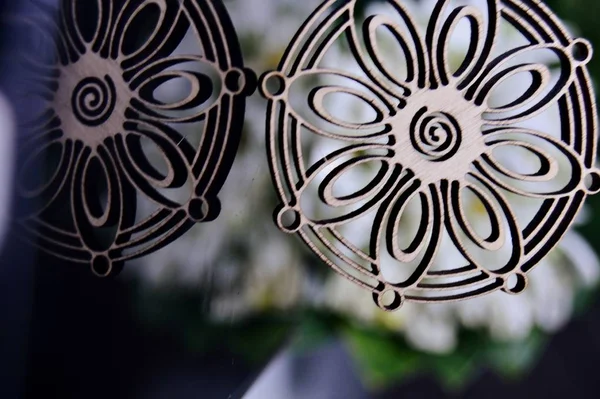 木製のイヤリング 異なる円形のパターンを持つ美しい木彫りのイヤリング — ストック写真