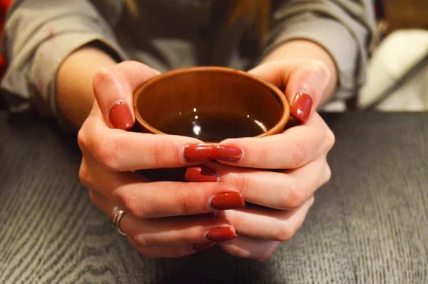 Una Taza Las Manos Una Taza Marrón Arcilla Con Café Imágenes de stock libres de derechos