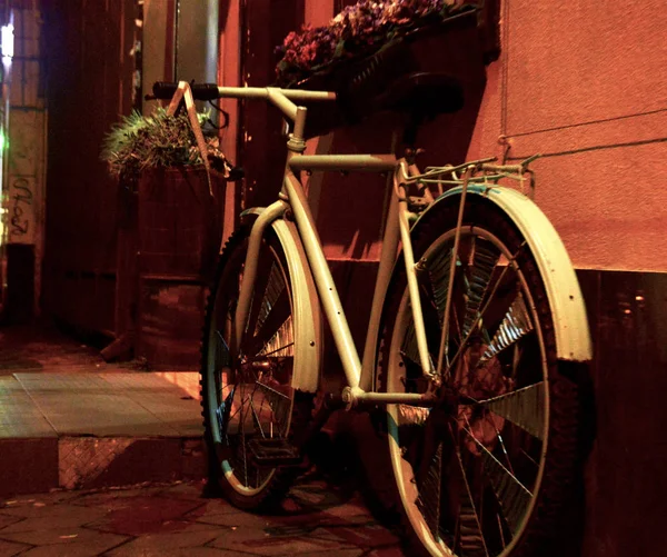 Велосипед Цветами Корзине Бирюзовая Педаль Велосипеда Стоит Стены Корзина Цветами — стоковое фото