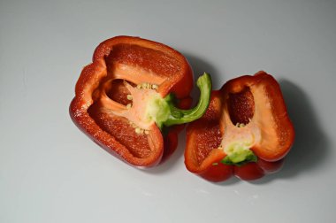 kırmızı dolmalık biber yarıya