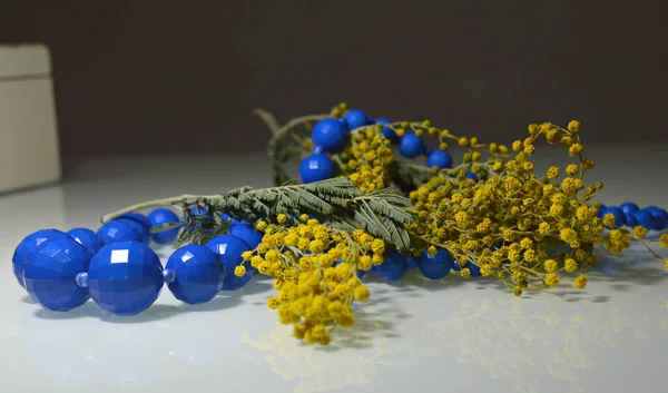 노란색 미모사가 꽃다발을 아름다운 파란색둥근 장신구 미모사와 — 스톡 사진