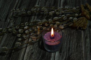 Küçük bir buket söğüt, hasır bir iple bağlı mor bir mumun yanında, bayram Palm Sunday, Paskalya